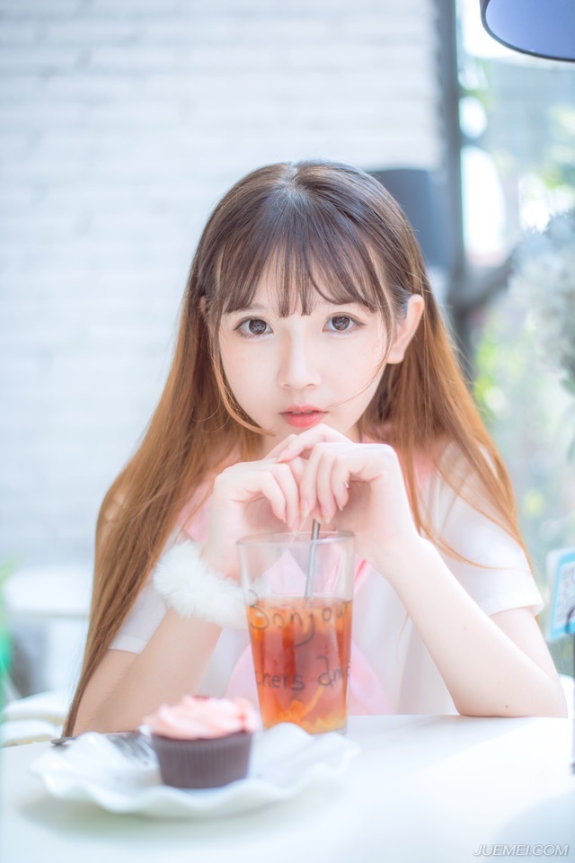 “只是没想到，时间过得这么快！连他最后一面都没能见到。”小乔叹了口气，这一转眼，从被吕布劫走到现在，已经快十年了，脑海中，周瑜长什么样，她都快要忘记了，想到这里，小乔也不由的有些怅然。
